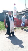 памятник священник.jpg
