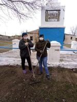 субботник на территории памятника (5).jpeg